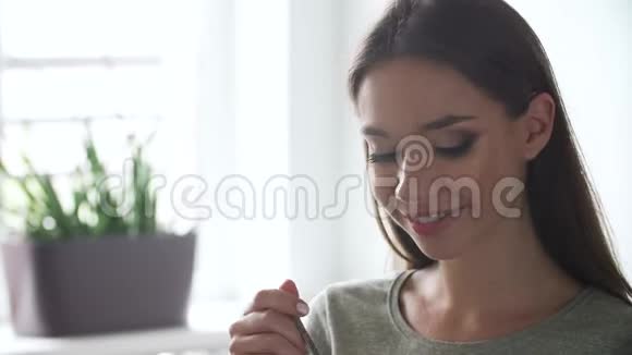 饮食营养年轻漂亮的女人吃天然酸奶视频的预览图