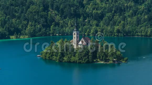 斯洛文尼亚布莱德湖中有教堂的岛屿船只来来往往视频的预览图
