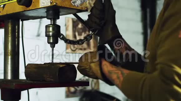 机械修理和施工纹身工匠钻钢板视频的预览图