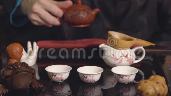 茶道师父经过筛茶视频的预览图