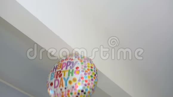 生日快乐气球飞走了撞到天花板卡在那里视频的预览图