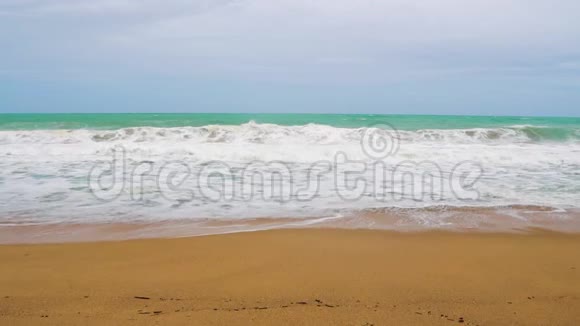 海洋景观海浪在沙滩上慢慢破碎热带岛屿视频的预览图