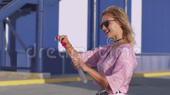 漂亮的年轻女人在街上制造肥皂泡慢动作120英尺视频的预览图
