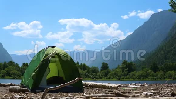 湖岸矗立着一个旅游帐篷视频的预览图