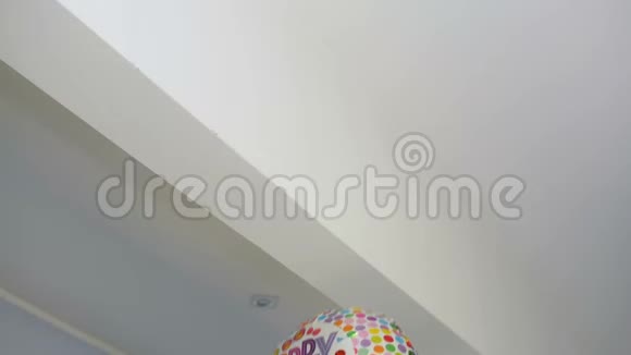 生日庆祝活动中五颜六色的气球飞走了撞到了天花板视频的预览图