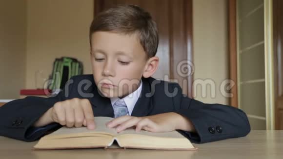 这孩子正在看书这男孩胳膊是67岁视频的预览图