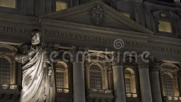 圣彼得大教堂的正面建筑前的古董纪念碑视频的预览图