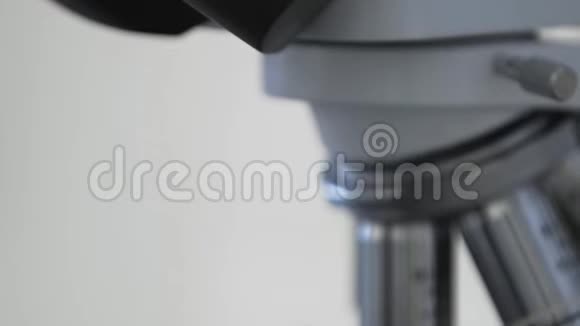 现代医学显微镜在实验室近距离观察高科技设备研究视频的预览图