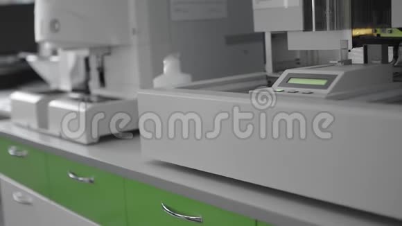 现代医学研究实验室设备自动化设备科学概念视频的预览图