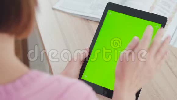 用平板电脑工作女人触摸屏幕模仿翻转视频的预览图