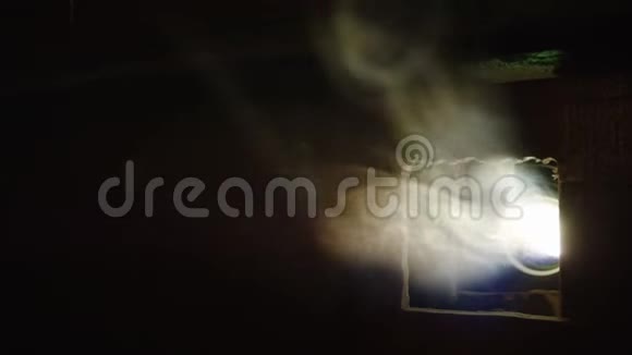 带有淡烟和投影仪的暗影厅视频的预览图