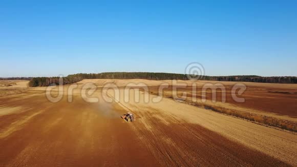4K农业过程鸟瞰拖拉机是犁播种田间播种农作物视频的预览图