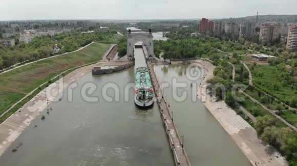 一艘载有游客的大型游轮沿着伏尔加河下游驶向阿斯特拉罕伏尔加格勒视频的预览图