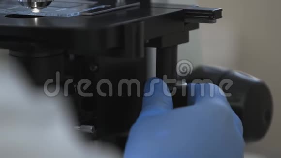 现代医学显微镜在实验室近距离观察高科技设备研究视频的预览图