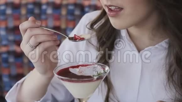 快乐女孩品尝果冻甜点慢慢地视频的预览图