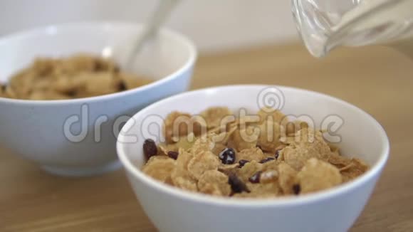 健康早餐倒牛奶视频的预览图