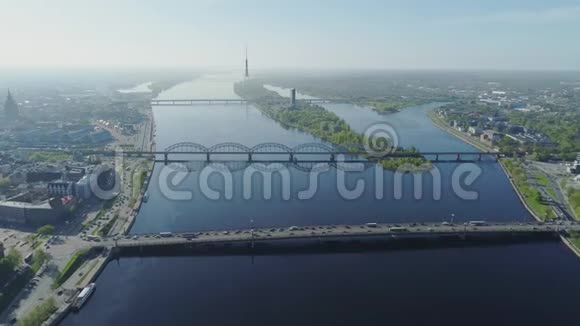 慢动作电视塔里加城桥无人机飞行老城空中飞行与建筑物和汽车附近的达加瓦河和视频的预览图