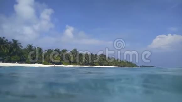 水下世界和部分岛屿与白沙和棕榈树视频的预览图