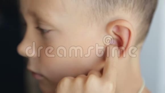 男孩手指按摩左耳视频的预览图
