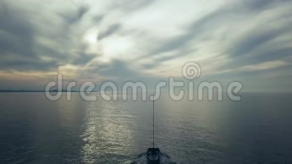 落日余晖中扬帆远航的4k飞航视频的预览图