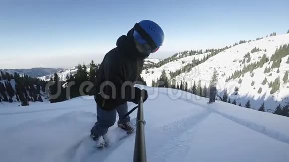 关闭极端滑雪者乘坐粉末由GoPro视频的预览图