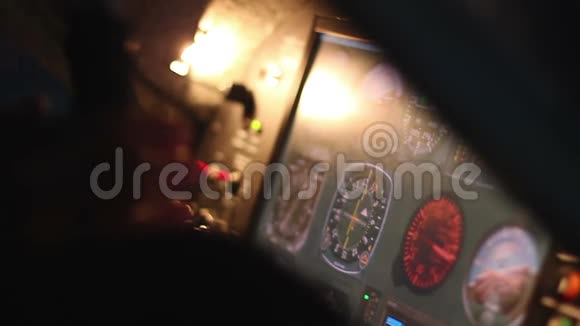 驾驶舱面板夜间降落飞机时飞行员的手在飞行控制轮上视频的预览图