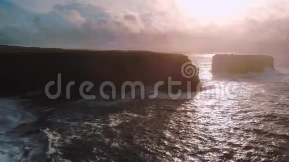 日落时分飞过基利基的悬崖美妙的夜景视频的预览图