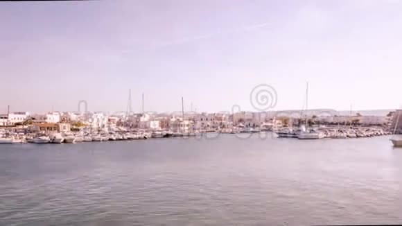 意大利Ostuni2018年9月12日VillanovaMarinaOstuni港的全景图视频的预览图
