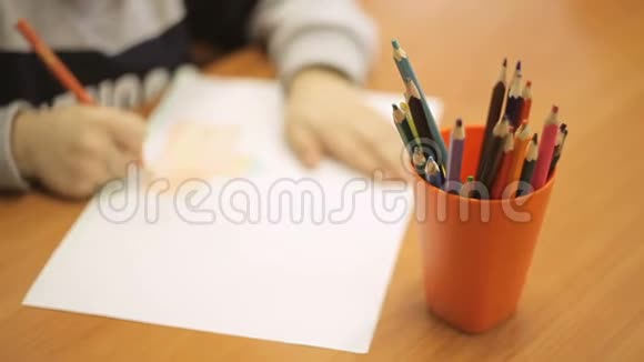 一个男孩用彩色铅笔画画视频的预览图