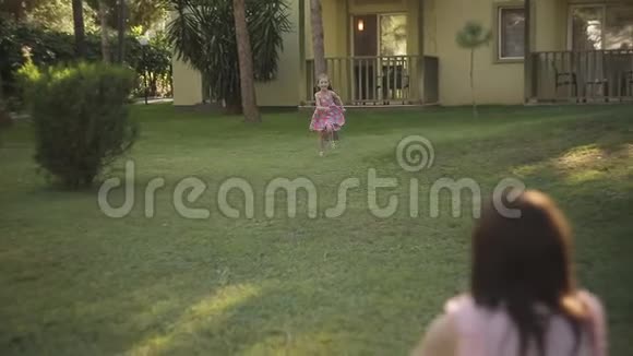 女儿冲进公园妈妈怀里给她一个大大的拥抱视频的预览图