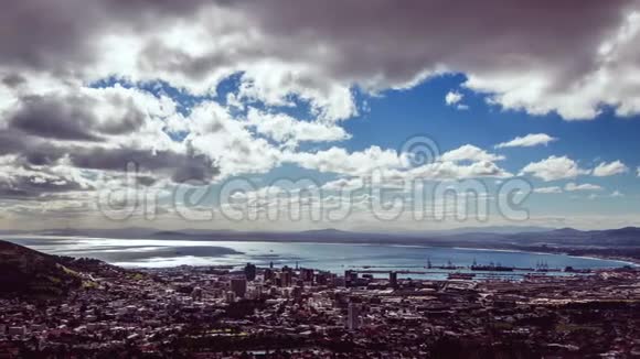 城市景观和蓝天上的云彩视频的预览图