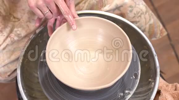 在陶瓷车间用湿手指微调陶器形状的特写顶部视图视频的预览图
