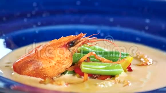 小龙虾汤合起来视频的预览图