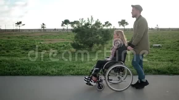 与残疾女友户外散步视频的预览图