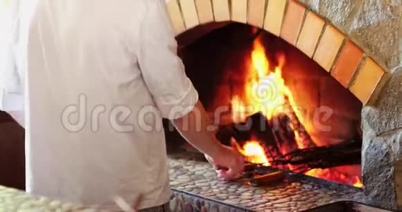 美丽的柴火烧在柴火烧炉里视频的预览图