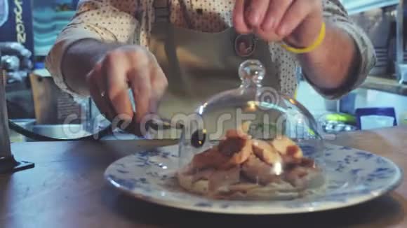 4k镜头Shef烹饪和吸烟鳟鱼视频的预览图