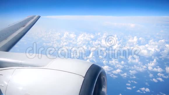 蓝天和云彩从鸟的高度飞行视频的预览图