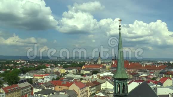 奥洛穆克的历史城市从圣莫里茨哥特式教堂的俯瞰全景哥特式大教堂视频的预览图