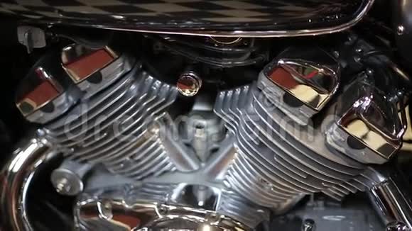 新的摩托车引擎视频的预览图