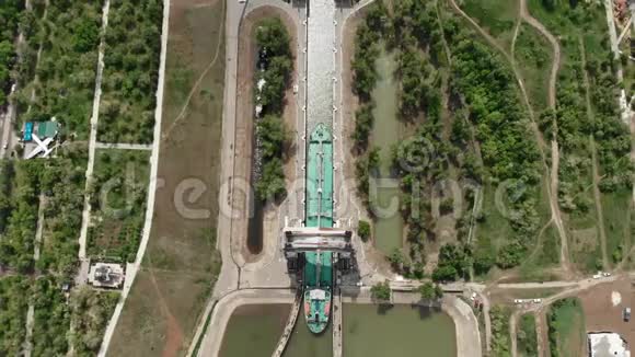 一艘载有游客的大型游轮沿着伏尔加河下游驶向阿斯特拉罕伏尔加格勒视频的预览图