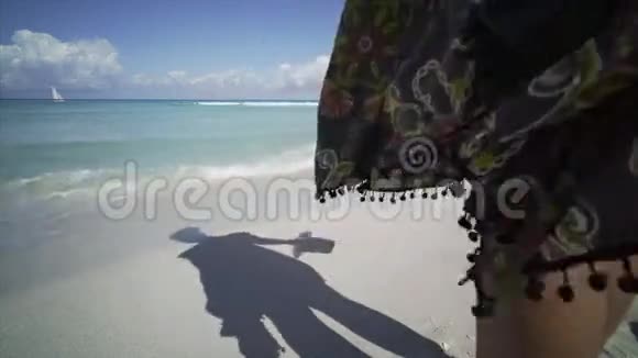 桑迪海滩和住的女孩视频的预览图