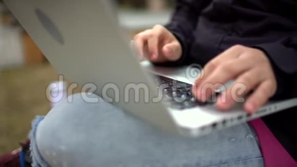 一个在笔记本电脑上工作的人在黑暗桌面上的键盘上打字的手关闭视野视频的预览图