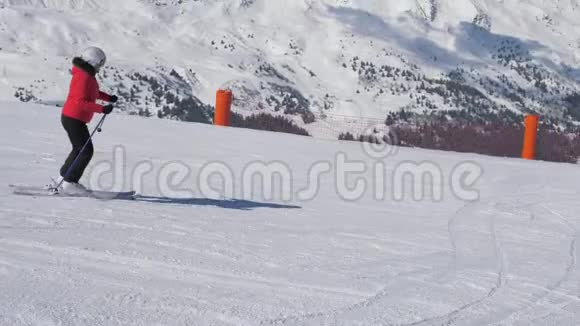 女子滑雪板在冬季高山滑雪场的斜坡上滑行视频的预览图