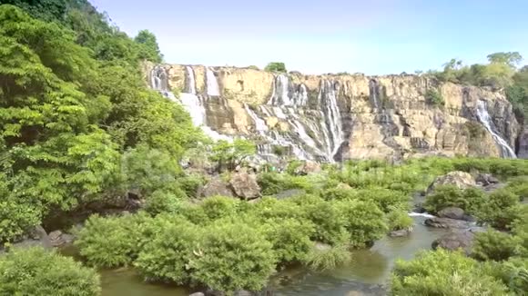 空中全景著名瀑布庞古视频的预览图