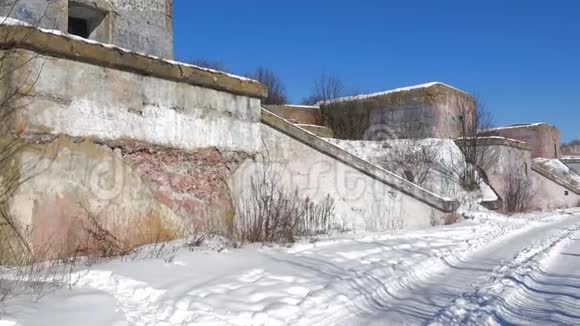 在阳光明媚的三月天第一个北堡的废墟俄罗斯克朗斯塔特视频的预览图