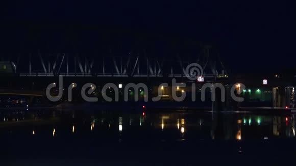 通勤列车深夜在铁路桥上运行芬兰萨文林纳视频的预览图