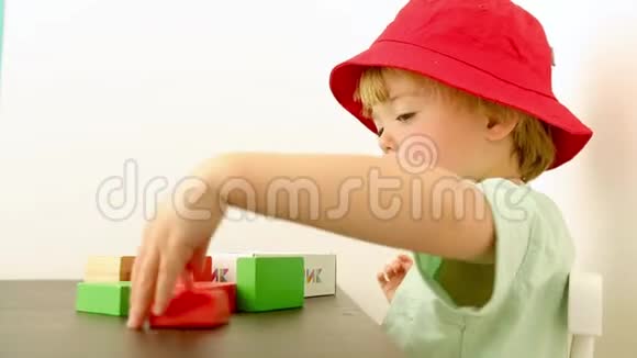 可爱的小男孩玩积木视频的预览图
