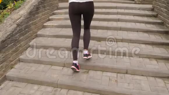 女运动员腿部特写跑上楼梯视频的预览图