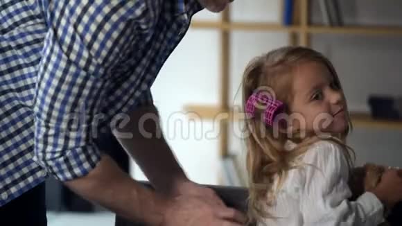体贴的父亲搔痒他学龄前可爱的女儿视频的预览图