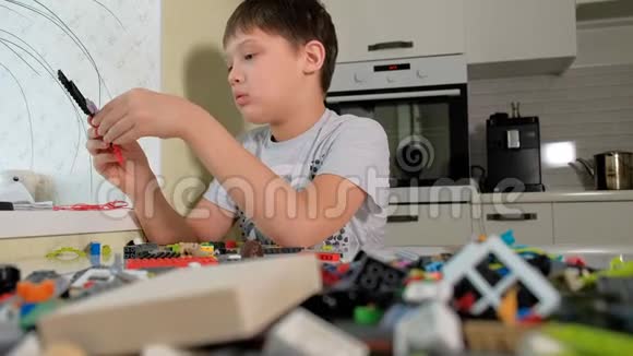 儿童的手在玩建筑玩具聪明的孩子塑料砖视频的预览图